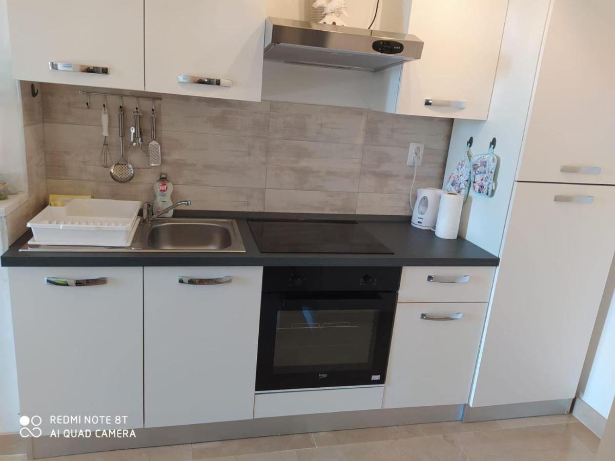 Apartmani Ana Vir Buitenkant foto